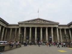 大英博物館の正面はこんな感じです