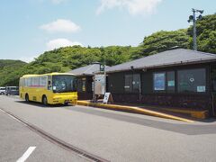 10時15分のバスで三原山山頂口まで行きます。パスモは使えません。現金で890円。おつりがないように用意した方がよさそうです。