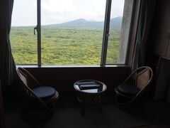 部屋からは三原山が見えます。
ホテルは古いですが、部屋は快適でした。
温泉も露天からの景色が良かったです。
