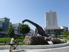 2012年4月以来6年ぶりの福井駅。
駅前広場が様変わりしていました。
当時は恐竜もバスターミナルも写真右の球体もなかった気がします。
自動改札がないのは相変わらず。