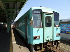 越前大野駅で2両編成の後ろ1両を切り離し。
切り離し作業を熱心に撮影している人たちがいましたが、鉄道マニア？
登山者は自分だけでしたが、意外と多くの乗客が乗っていました。