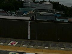 最寄り駅の山陽電鉄の人丸前駅のホームもつっきっています


明石は子午線を全面に出しています