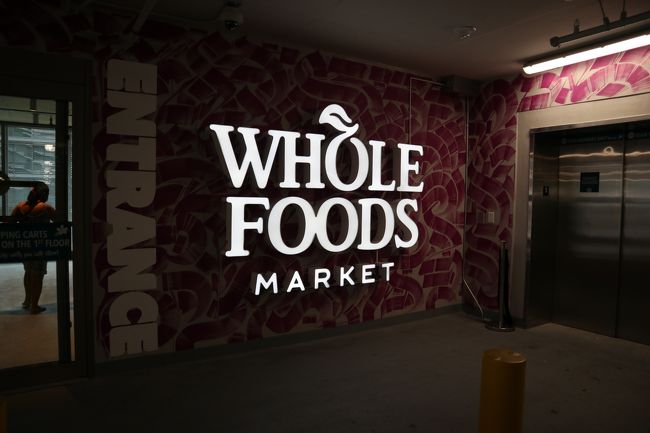 新しくできたホールフーズのカカアコに来ました。