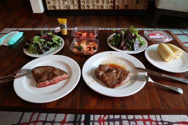 サラダ、コーン、サーロイン。<br />お肉も柔らかくてかなりのコスパ。