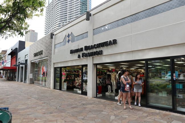 そして今日も大商店街。<br />ここのお土産屋さんのTシャツとか安いですね。