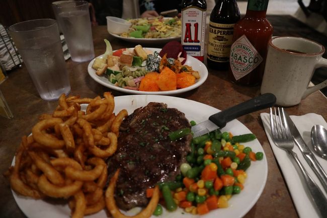 ステーキ。サラダバー付きです。<br />私的にはA1ソースが好きなのでラッキでした。