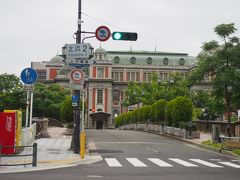 こちらが大阪市中央公会堂

淀屋橋、北浜付近はこのような歴史的建造物が多く散策には持ってこい。
手前は栴檀木橋。