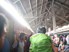 2時間5分でフォート駅到着、長かった～

それにしても人が多い！！ホームから落ちないように歩くのが精一杯