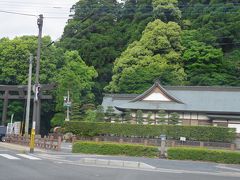 高千穂の町に宿泊し、早朝から高千穂峡を目指します。途中、高千穂神社の前を通りました。
高千穂神社境内の神楽殿では、毎晩20時より1時間「夜神楽」を公開しています。
