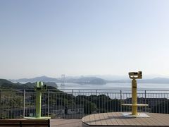 淡路島に帰る道中（ここに着くまでの）、うれしい！アクシデント。鳴門北インターで高速に乗るのに、「え？ここでいいの？？」と一瞬の迷いに…高速に乗らずそのまま直進！（正確には、右折せずに直進…）確認するために途中停まれる所にと、入ったところが「向海産」という、小さな看板の海産物直売のお店駐車場。入ってみると、大きな冷蔵庫に購入しようとしていた、鳴門ワカメ・ワカメの茎が、ちょ～う安値（1kgが￥300）でありました。他の土産物屋さんの数分の1の値段！！大阪人としては、これが何よりの土産話しでした。うふふ　＾＾