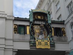 アンカー時計　1914年に作られた機械時計で、12人のウィーンにまつわる有名な人物が１時間ごとに現れ時刻を指します。毎日正午にはその12人が音楽と共に一斉に登場する仕掛けになっているそうで、12時前に到着しました。