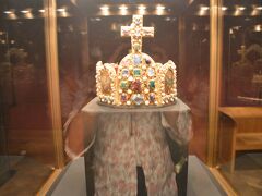 王宮宝物館の宝石たくさんの王冠。一度かぶってみたいものですね。