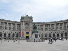 ホーフブルグ王宮 Hofburg Wien　真ん中の像は、オイゲン公騎馬像です。