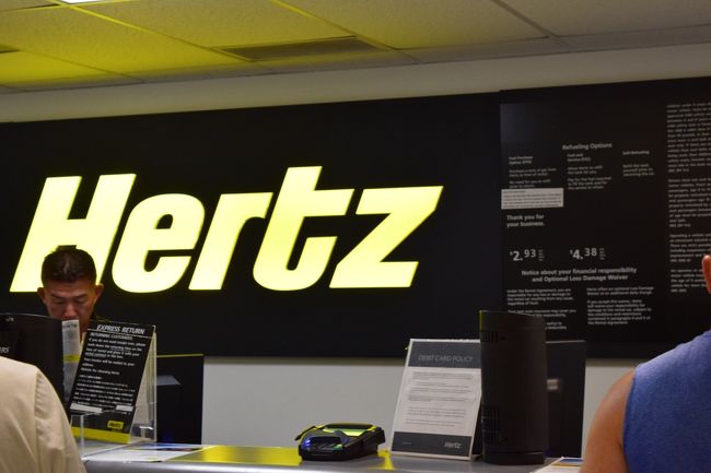 ハイアットの中のハーツレンタカーで車をゲット！<br />7時オープンで20分前くらいに行ったけど、もう5.6組並んでたかなぁ。<br />2階の営業所で手続きして、地下の駐車場からしゅっぱーつ‼︎