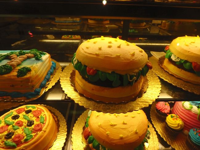 レナーズの道向かいのセーフウェイでお買い物。<br /><br />すっごいケーキ…！<br />カワイイけど…買う人いるんだろうか？