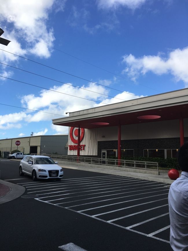 ビーチタオル忘れた‼︎<br /><br />ということで、途中のターゲットに寄ってビーチタオルとビーサンゲット。<br /><br />空港近くのウエスト店てとこかな？<br />日本人皆無で、朝早かったからか人もまばら…<br />