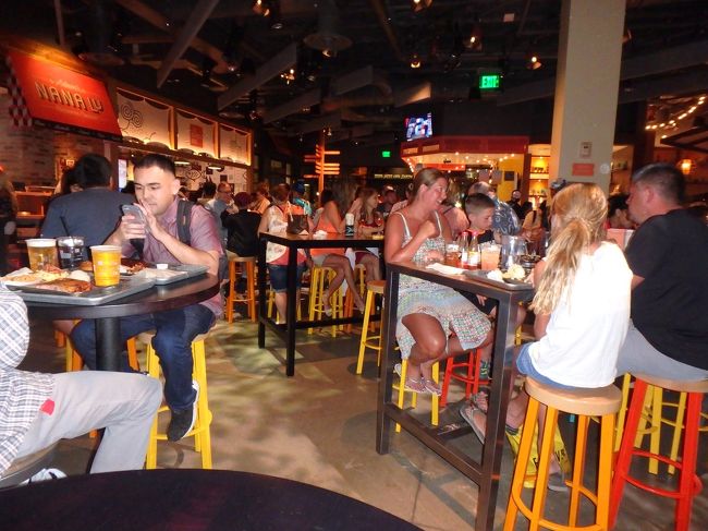 夜ご飯はインターナショナルマーケットプレイス内のフードコート、ザ・ストリートへ。