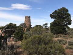 次は３００キロ近く移動して世界遺産のグランドキャニオンに到着しました。

本当に広大な景色をたくさん見せられるツアーですね。

グランドキャニオンは国立公園になっていて、キャニオンを見るポイントがいくつかあります。

こちらの「デザートビューポイント」はパーキングから１５分くらい歩いたところにあります。

見えてきた塔は先住民の見張り台を再現した「ウォッチタワー」です。
中には入らなかったのですがお土産や展望塔になっているようです。