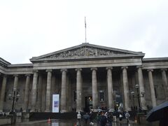 大英博物館のおもて玄関。威厳があります。