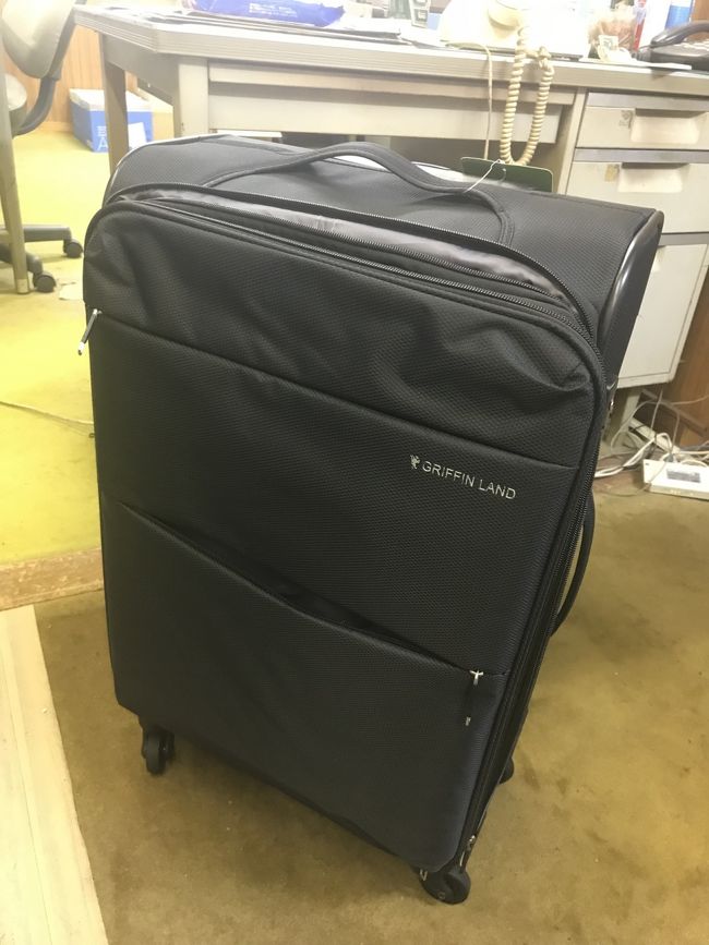 3月、以前から行きたいと思っていた韓国旅行に無性に行きたくなり、ダメ元で誘うと1人からOKの返事があり、お互い初めて泊まりで旅行に行くこととなりました。( ^ω^ )<br /><br />エアソウルは受託手荷物が15kgまで、この微妙な重さがわたし的にネックになってました。<br /><br />なぜなら、わたしがある国に友人に会いに行く時は、彼らが好きな日本のスナック菓子、チョコレート菓子をこれでもかってくらいスーツケースに詰め込みます。あと心配症であれもこれも必要かな？っと、使わないものも詰め込んでしまうので、空港チェックインの際は、28～30kgくらいの重さになってしまいます。(*_*)<br /><br />今回は15kg超えた分、超過料金が発生します。<br />そのためいつも使うLLサイズのスーツケースはなし。SS、Sサイズ(機内持ち込み可能)は小さすぎ。<br />Mサイズ購入してみました。(￣▽￣)