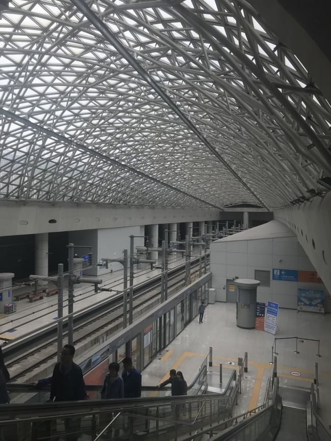 仁川国際空港に無事到着。<br />移動の前に、連れがプリペイド式？のWiFiがあるらしいので購入したいとのこと。<br />それを探して1時間ほど空港内をウロウロ。<br />スタッフさんに聞くも分からず、あきらめてAREXのチケットを購入、時間まで40分ほど待ってました。