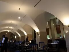 アーチ状の天井がヨーロッパを彷彿させる。
満席の場合は、バー「イル・ラーゴ」で軽食とお酒を楽しむのも良いかもしれない。