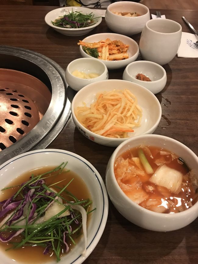 カルビと冷麺を注文。<br />店員さんの動きが良い！<br />ササっとキムチ出してくれました。<br />でもこのキムチ、辛いばっかりで今まで食べたキムチで1番美味しくなかった。(T ^ T)