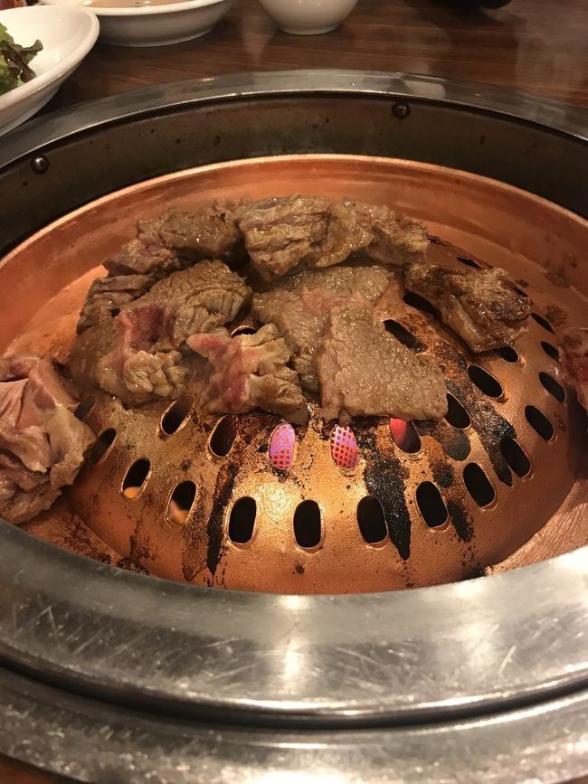 店員さんが全部してくれるので、楽チン。<br />カルビ、すごく美味しかったです！(๑˃̵ᴗ˂̵)<br />冷麺、普通に美味しいです。<br /><br />この後、友人がカードでお支払い。<br />明洞まで歩く道すがら、友人が控えを見ながら高くない？って。<br />注文はメニュー表を見ながらしたので価格も承知の上。でも2人で何度計算しても、支払い金額と合わず。<br />カルビ2人前、冷麺1人前、烏龍茶2缶で1万ちょいのお支払いでした。<br />未だに謎です。