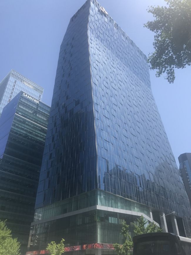 食べ終わったら、歩いて地下鉄まで。<br />途中にあったこのビル。<br />友人がすごい！と写真を撮っていたので、一応撮りました。<br />どこの会社のビルかはわかりません。<br />友人曰く、こんなビル日本では見たことないね！と言っておりました。(￣▽￣)