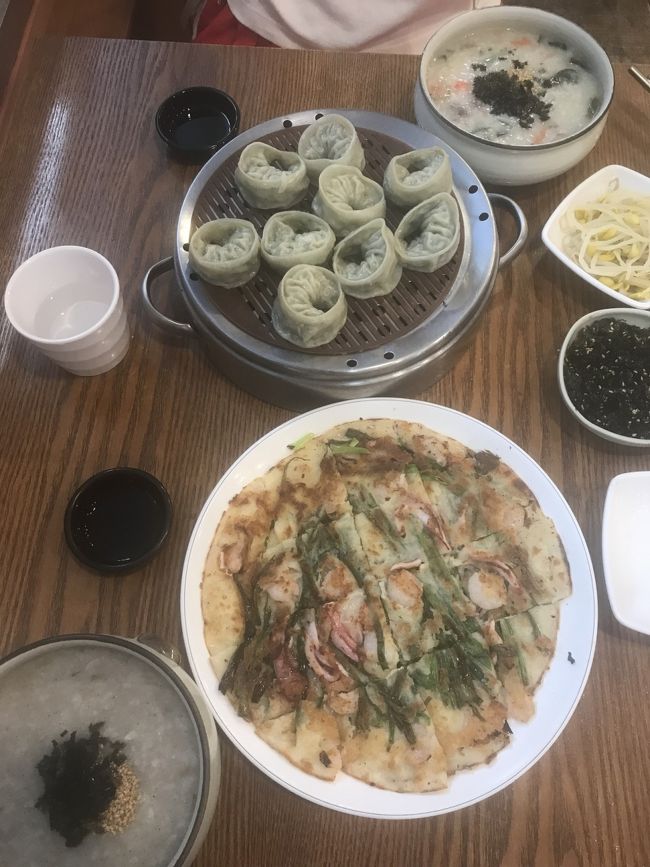 翌日は9時に起きてしまい、朝から動く予定ができませんでした。(T ^ T)<br /><br />歩いて明洞栄養粥で朝食兼昼食。<br /><br />友人は牛肉粥と餃子。