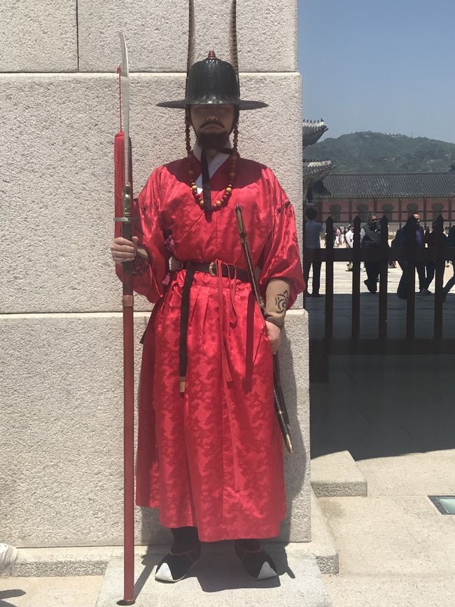 入口にいらっしゃった方。<br /><br />全く動かず、蝋人形かと思いました。<br />お顔を凝視していたら、ゆっくりと目を開けられ、また閉じてと。(O_O)！<br />ビックリしました。