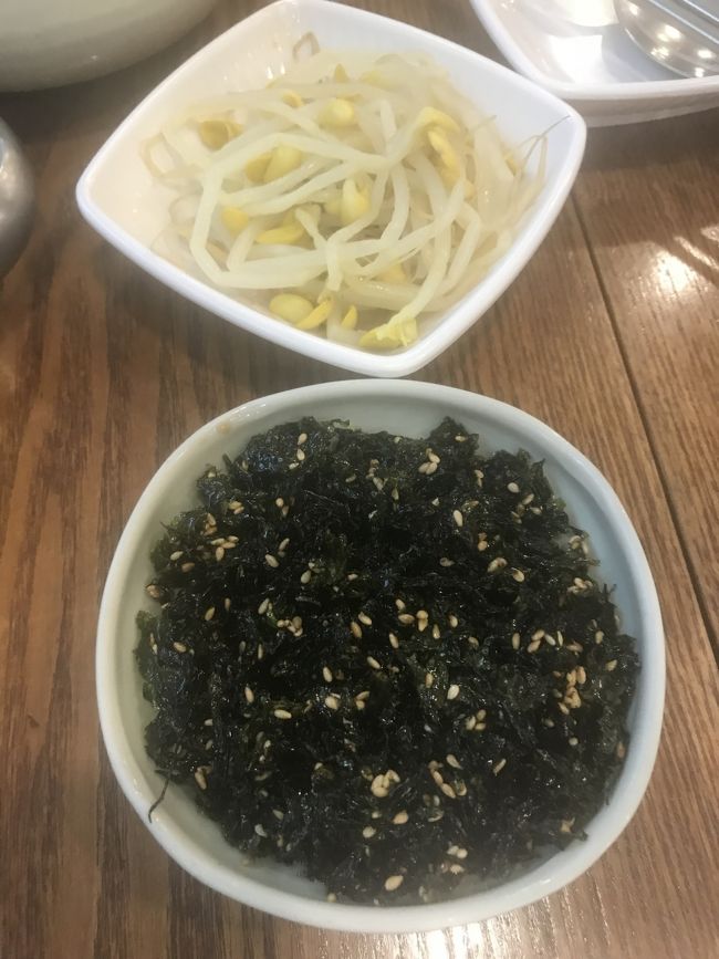 おじさんが出してくれたもやしと韓国海苔。<br /><br />韓国海苔たくさん入れて食べるとより美味しい( ^ω^ )