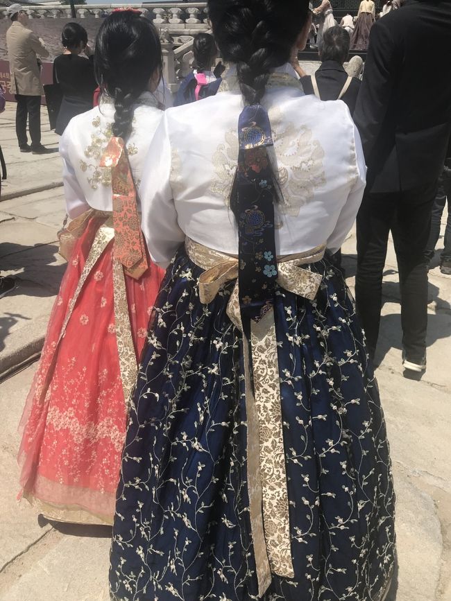 失礼ですが、後ろから撮らせてもらいました。(｡･ω･｡)<br /><br />可愛らしいチマチョゴリ姿の方がたくさんいました。