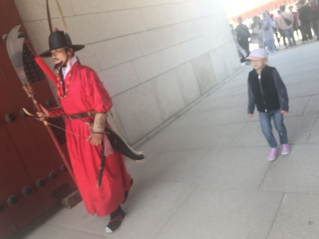 奥から、同じような衣装を着た方が来られ、<br />掛け声をかけると、<br /><br />それまで閉じてた目が一斉に開き、掛け声に答えるように「ハッ！」みたいなこと言って動き出しました。