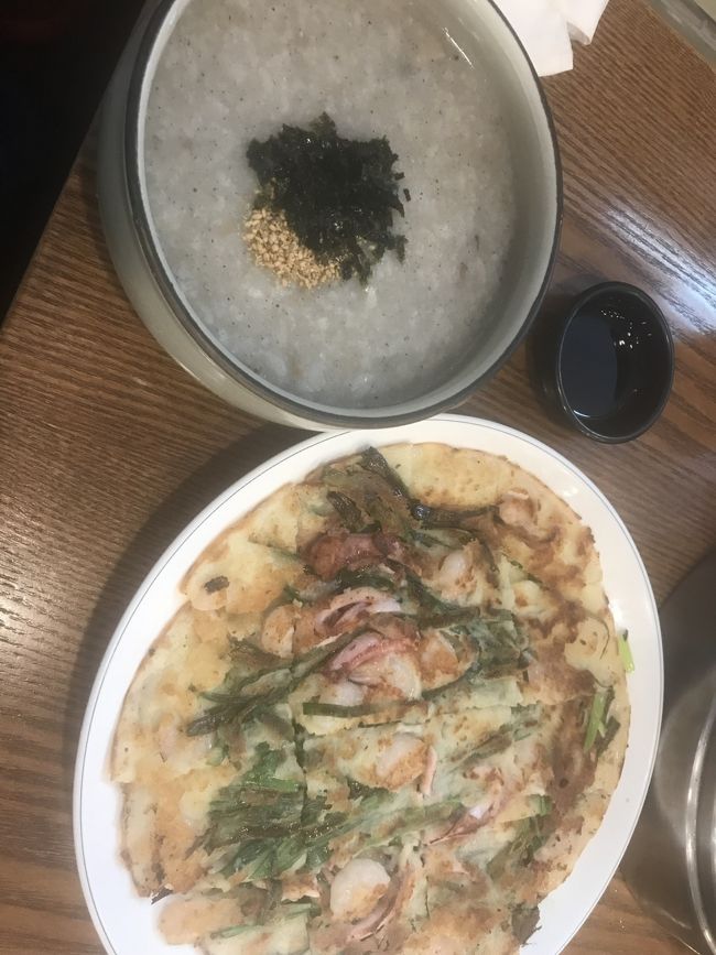 わたしはアワビ粥とチヂミ。<br /><br />食べきれず餃子とチヂミはテイクアウトしました。