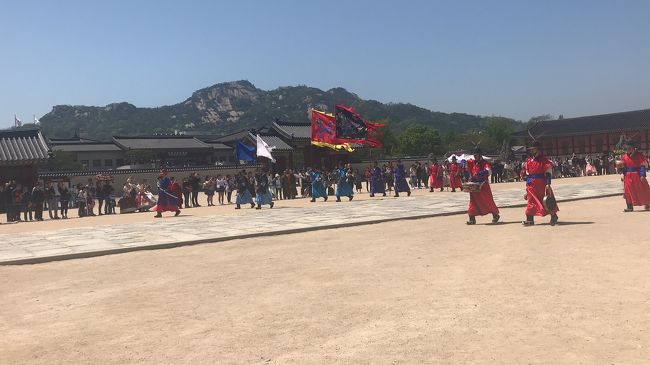 景福宮の奥は果てしなく宮殿があり、キリがないのでそろそろ出ようしたところ、<br /><br />アナウンスが入り、韓国伝統の兵士の交代式？をやるというので最前列に陣取り、ビデオ撮りに集中。