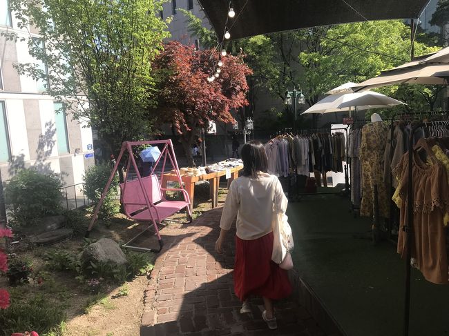 友人はいい感じの服屋さんを物色。<br /><br />そろそろ行こうかと雰囲気だけ味わい、移動することに。