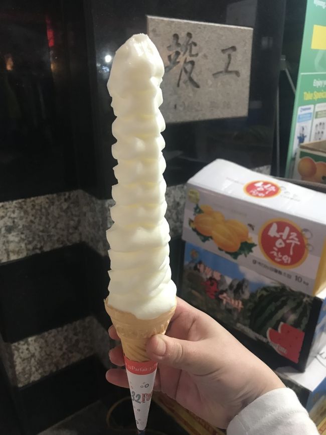 ロッテマートの後は荷物をホテルの部屋に置いて、明洞に。<br />ブラブラ歩いて最後にソフトクリームを発見。<br />友人が買う！ってなったので、わたしも。(๑˃̵ᴗ˂̵)<br /><br />写真は食べかけです。<br />日が暮れると外は寒く、ぶるぶるしながら、頭がキーンとなりながら食べました。
