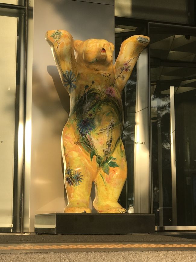 明日は朝から空港に行かないといけないので、今夜が最後。<br />お土産を買いにソウル駅のロッテマートに。<br />行く途中にいた可愛らしいクマを撮りました。