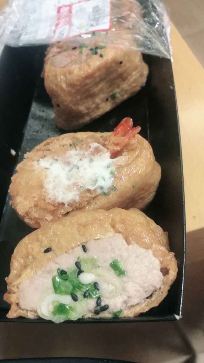 ロッテマートでは、<br />母に頼まれたアロエのジェル、<br />キムチ、<br />インスタントラーメン、<br />韓国海苔を購入しました。<br /><br />こちらの写真は夕飯用に購入したいなり寿司。<br />普通に美味しかったです。