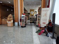 空港の待合いロビーでは、ベルベル族の弦楽器奏者がアンビエント音楽をポツポツ奏でている
