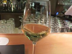 ヴァルター広場でボルツァーノの白ワインを飲む・・美味しい