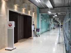 朝6時にホステルを出て、MRTとARLを乗り継いで、スワンナプーム国際空港へ。

（MRT）スクムウィット ⇒ ペッチャブリー　16バーツ
（ARL）マッカサン ⇒ スワンナプーム空港　35バーツ

チェックインして、JALサクララウンジへ。
