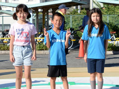 表彰式

先に行われた小学3,4年生の部。
写真左、ピンクのＴシャツの子が優勝。真ん中のスポーツ刈りの子が2位、右の子が3位。
