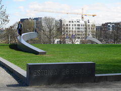 １９９４年にタリンからストックホルムに向けて出港したエストニア号が沈没し、８５２名もの死者行方不明者を出した、大惨事を記念する「とぎれたライン」です。