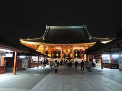浅草寺の本堂。夜はこんな感じです。