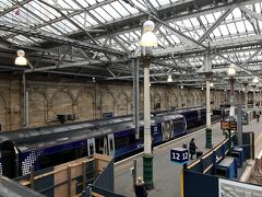 Edinburgh Waverley Station
ショートカットするため駅の構内を通りました。