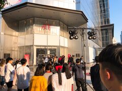 NCデパートの前のちょっとした広場で、K-POPアイドルのカバーダンス大会みたいなのが開かれてた。
暑い中、がんばって踊る男の子たち。

数時間後、今度は女の子たちががんばってて、おそらくTWICEかな？をかわいく踊ってた。観客はしっかり掛け声もかけてあげてて、韓国すげーって思いました。