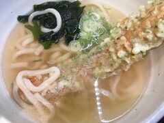 ムスメちゃんは竹輪天入りのうどん。