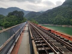 撮影スポットは駅ではなく、駅を見下ろせる高台。

線路沿いの遊歩道を通って陸へ。